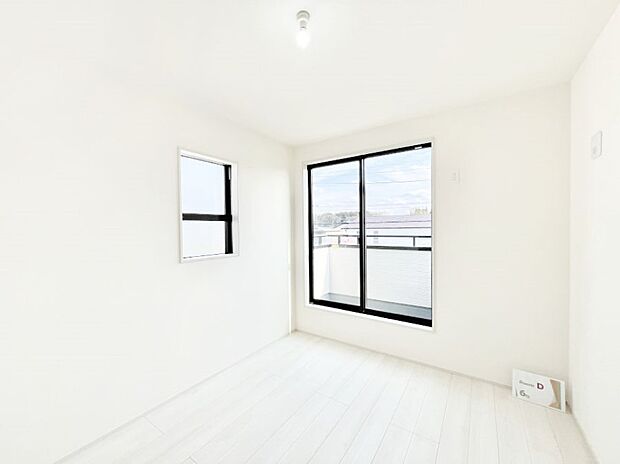 【寝室】バルコニーが明るさと開放感を演出!朝スッキリと目覚められそうですね。