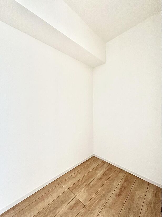 【ウォークインクローゼット】ウォークインクローゼット付きで生活空間を広く利用できます。