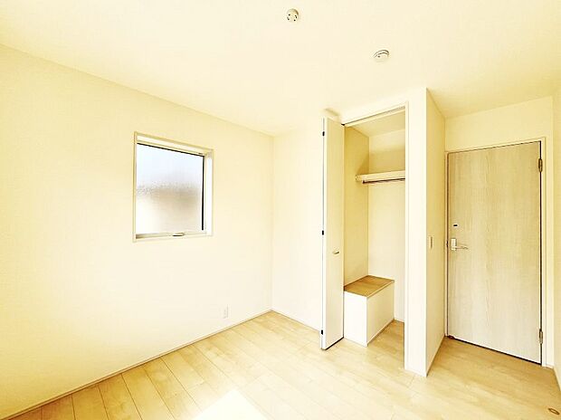 【寝室】収納が充実しているので居住スペースを広々使えます