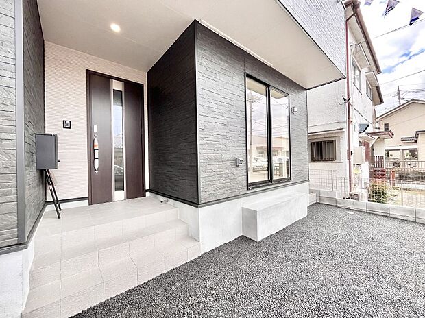 【玄関】大切な家族、来客を出迎える玄関。