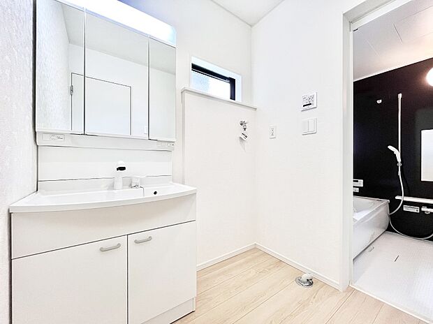 【洗面台・洗面所】清潔感のある快適空間です。毎日の身支度も気持ち良くお使い頂けます。 