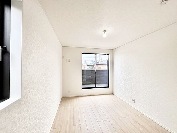 【洋室】バルコニーが開放感をプラスしてくれる洋室