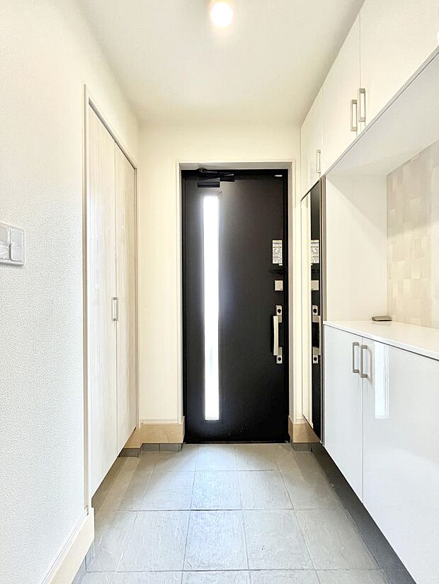 【玄関】明るい玄関はお客様をお出迎えするのにぴったりです！ 