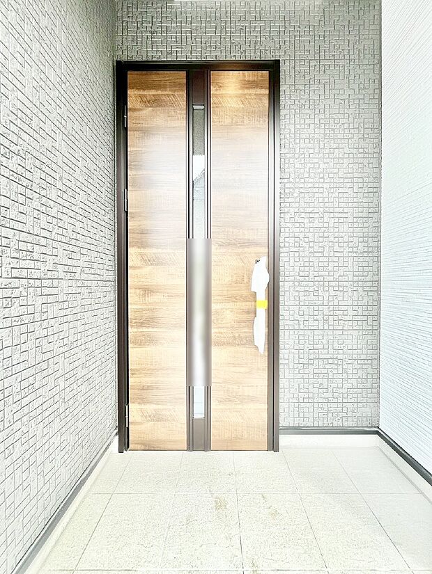 【玄関】住まいの顔を演出する、玄関ドア。