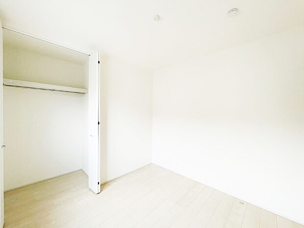 【寝室】収納が充実しているので居住スペースを広々使えます