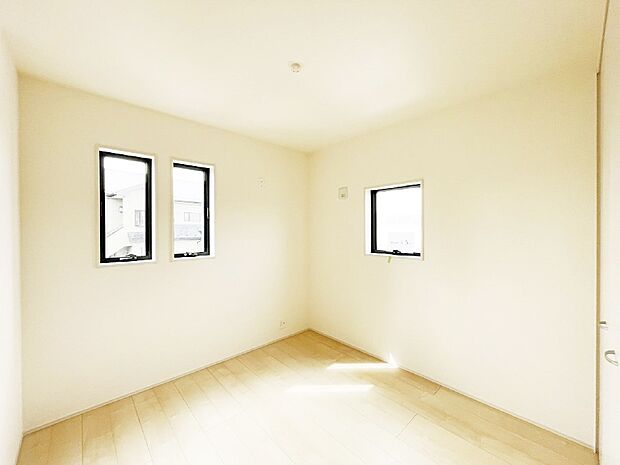 【子供部屋】窓からのやさしい光が心地よいプライベートルーム