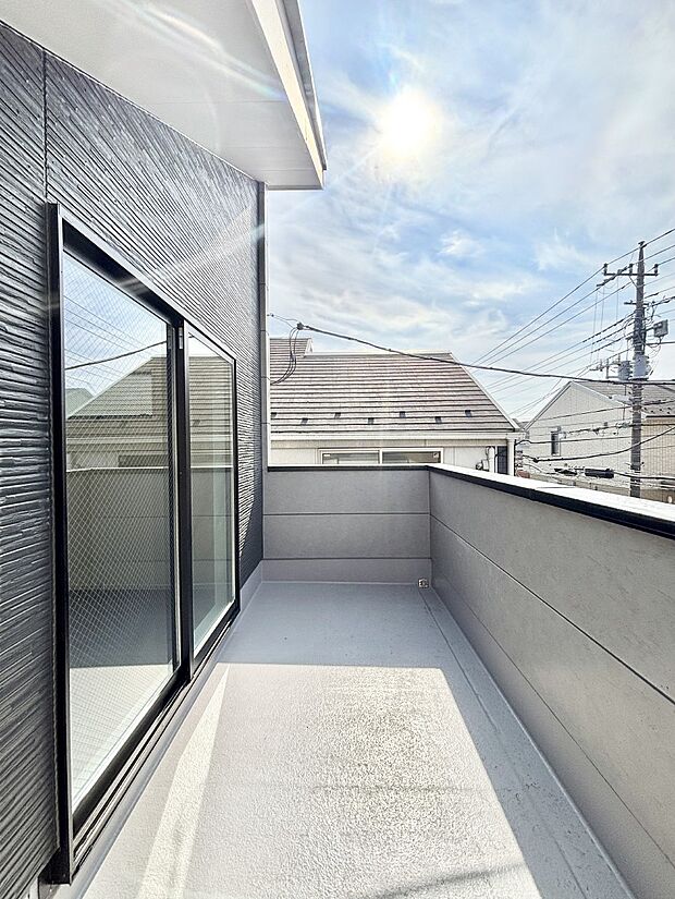 【バルコニー】ゆったりバルコニーだから沢山お洗濯ものを干せます。