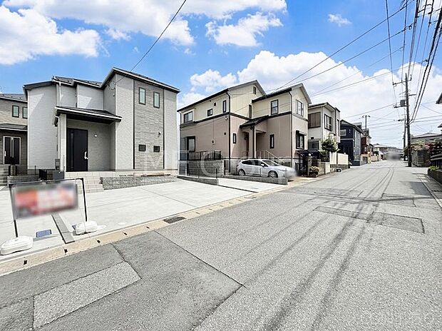 【前面道路含む現地写真】見通しの良さとともに、街並みに開放感を与えてくれます。 