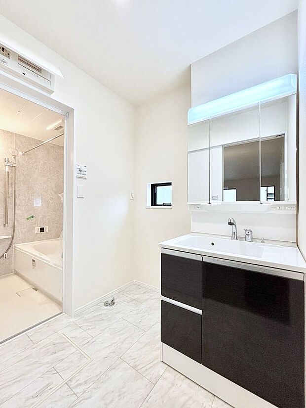 【脱衣場】小窓がついているので湿気の多い場所でも換気が十分行えます。毎日の身支度を気持ち良く！