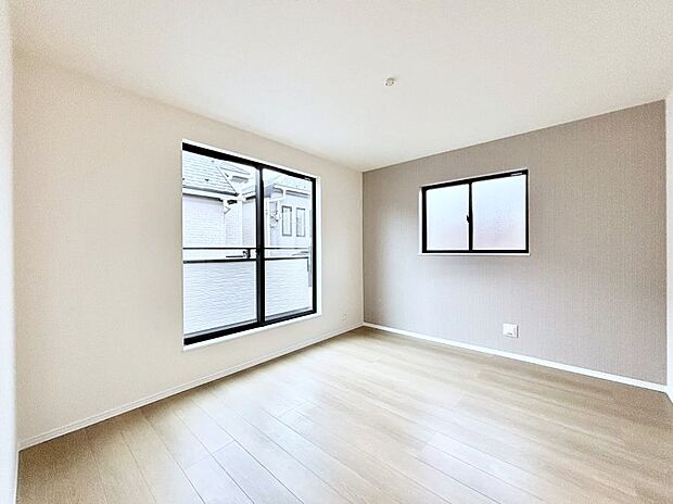 【洋室】2面採光を確保した明るい空間。家族みんなが快適な暮らしを実現する設計です。