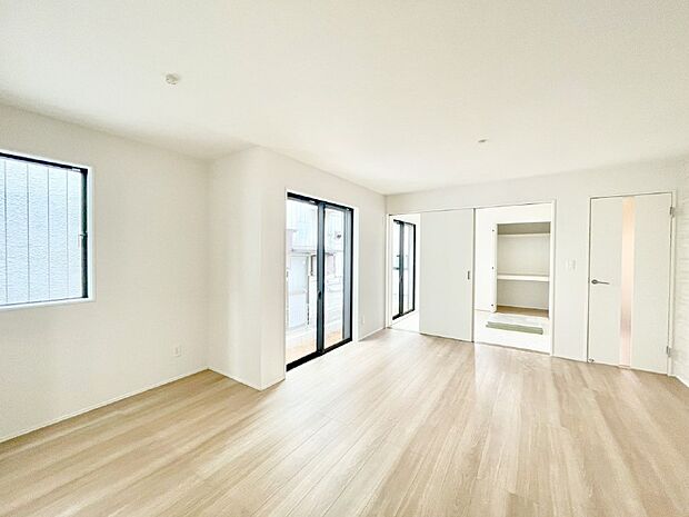 【ダイニング】シンプルなデザインなのでインテリアを考えるのも楽しみですね！