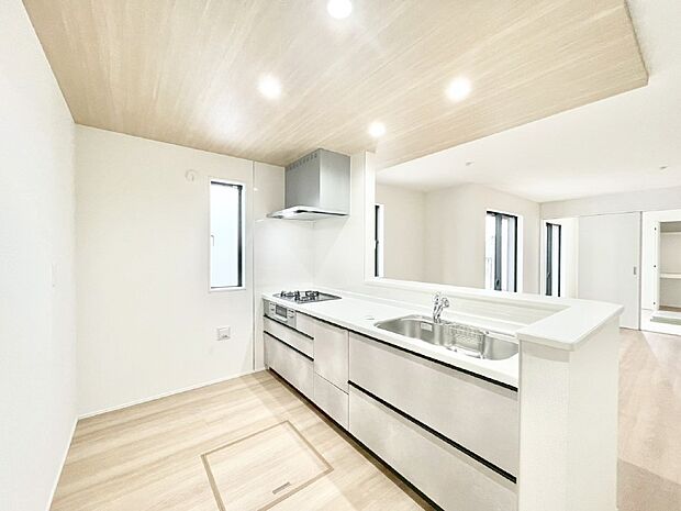 【ダイニングキッチン】爽やかな風が通り抜けるキッチン。窓があるので明るく換気にも役立ちます。