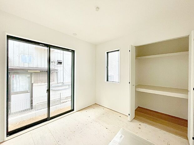 【和室】リビングと隣り合っている和室。ほっと一息できる和の空間も忘れずに。 