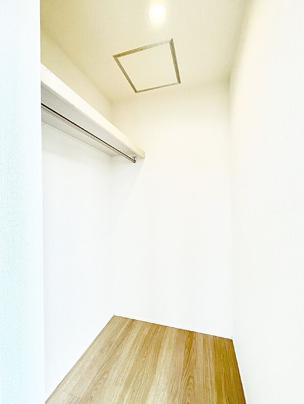 【ウォークインクローゼット】ウォークインクローゼット付きで生活空間を広く利用できます。