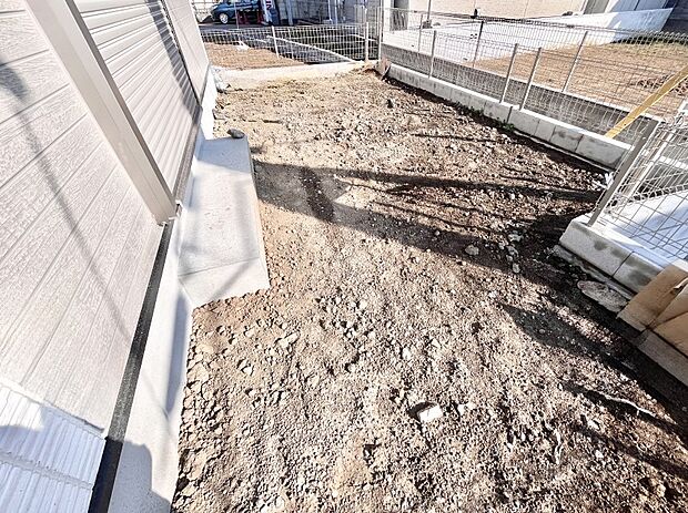 【庭】家族で楽しめる庭付きです。ガーデニングや物置を置いたり、お子様がいらっしゃるご家庭ではプールなど使い方はさまざまです。 