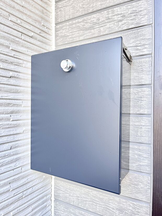 【その他現地】シンプルデザインのポスト。