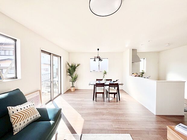 【リビングダイニング】明るい陽光が注ぎ、寛ぎの雰囲気に満たされるリビング・ダイニング。 