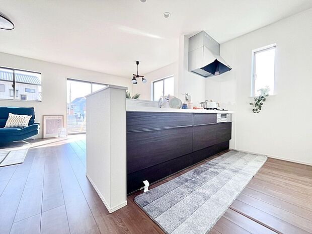 【ダイニングキッチン】料理をしながらでもご家族との会話を楽しめる対面キッチン