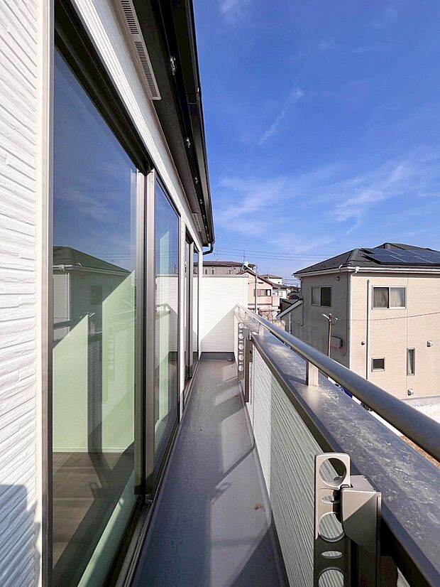 【バルコニー】暖かな陽光が降り注ぐバルコニーはお洗濯におすすめ。爽やかな風も心地よいです。 