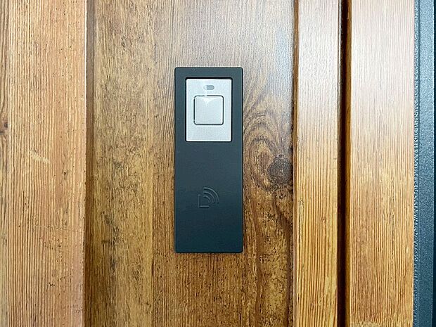 【その他現地】ボタンを押してかざすだけ!玄関ドアは電子キー仕様です。