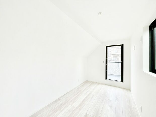 【洋室】バルコニーが明るさと開放感を演出!朝スッキリと目覚められそうですね。