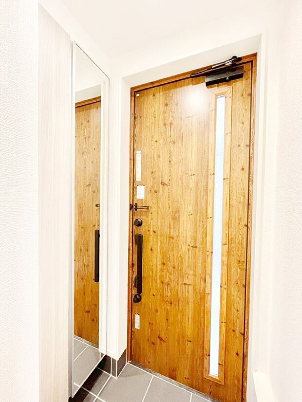 【玄関】ご家族やお客様を気持ちよくお出迎え!明るい陽光が入り込む玄関。