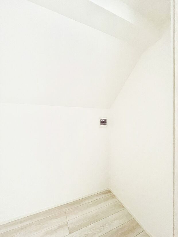 【ウォークインクローゼット】季節品や趣味の品などたっぷり収納出来るウォークインクローゼット付きです。