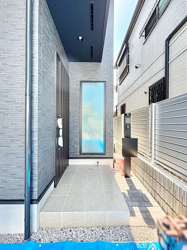 【玄関】シンプルで落ち着いた雰囲気の玄関でご家族やお客様をお出迎え！