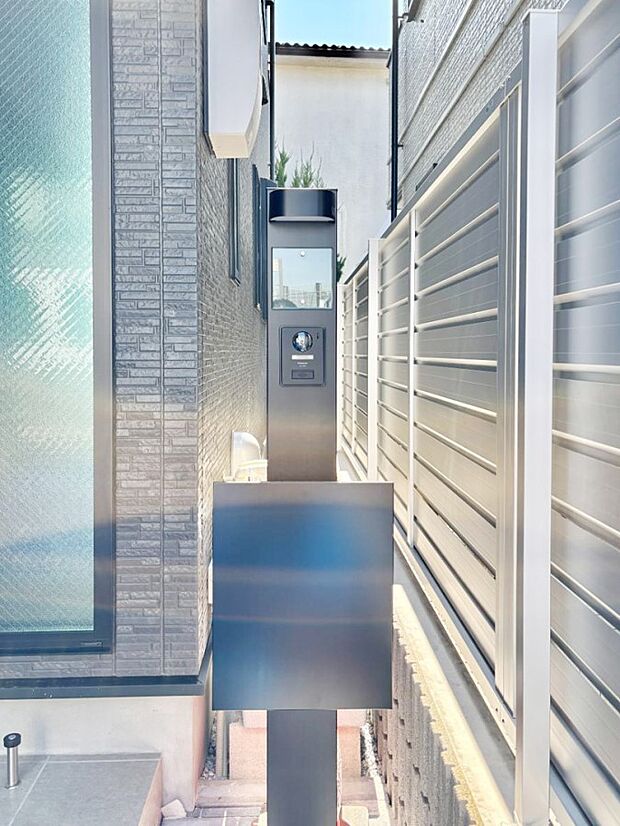 【その他現地】表札・インターホン・ポストをひとつに集約。エントランスになじむシンプルデザイン。