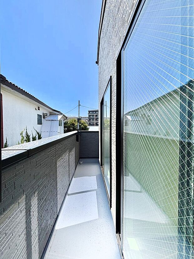 【バルコニー】暖かな陽光が降り注ぐバルコニーはお洗濯におすすめ。爽やかな風も心地よいです。 