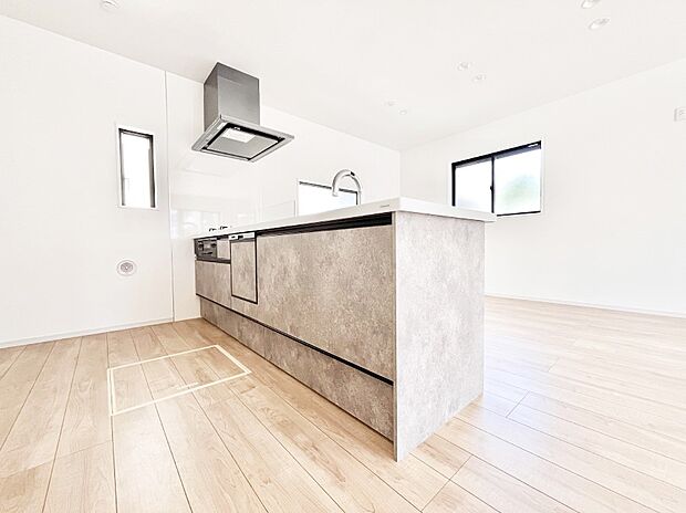 【ダイニングキッチン】料理をしながらご家族との会話を楽しめる対面カウンターキッチン