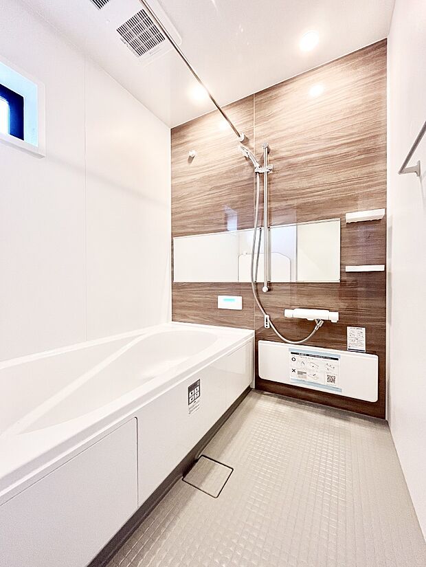 【浴室】一日の疲れを癒してくれる明るい清潔感のあるバスルーム