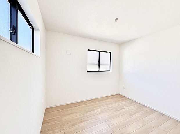 【子供部屋】窓からのやさしい光が心地よいプライベートルーム