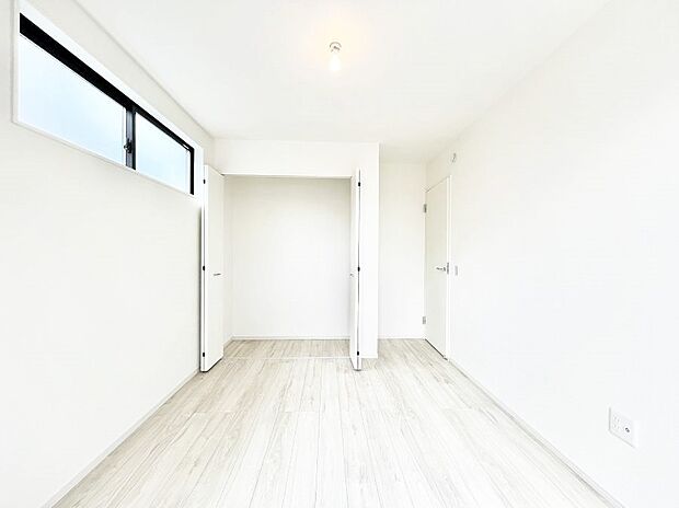 【寝室】使いやすい形でベットや家具の置き方にも困ることもありません。