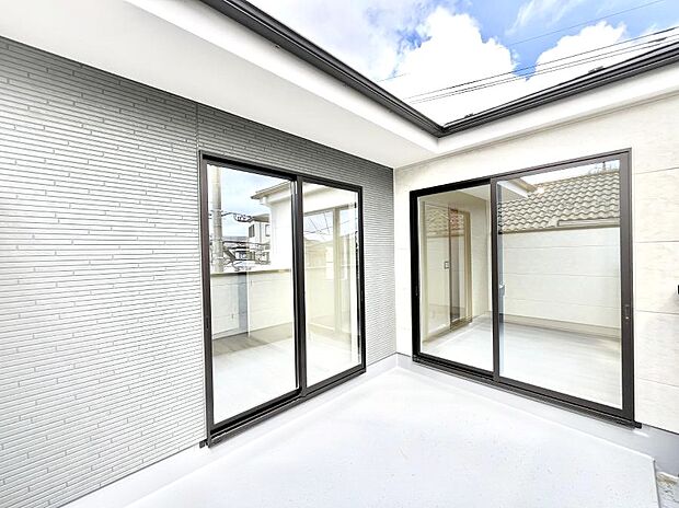 【バルコニー】ゆったりバルコニーだから沢山お洗濯ものを干せます。