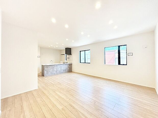 【リビングダイニング】家族団らんの時間も増えそうなくつろぎのリビングダイニング。