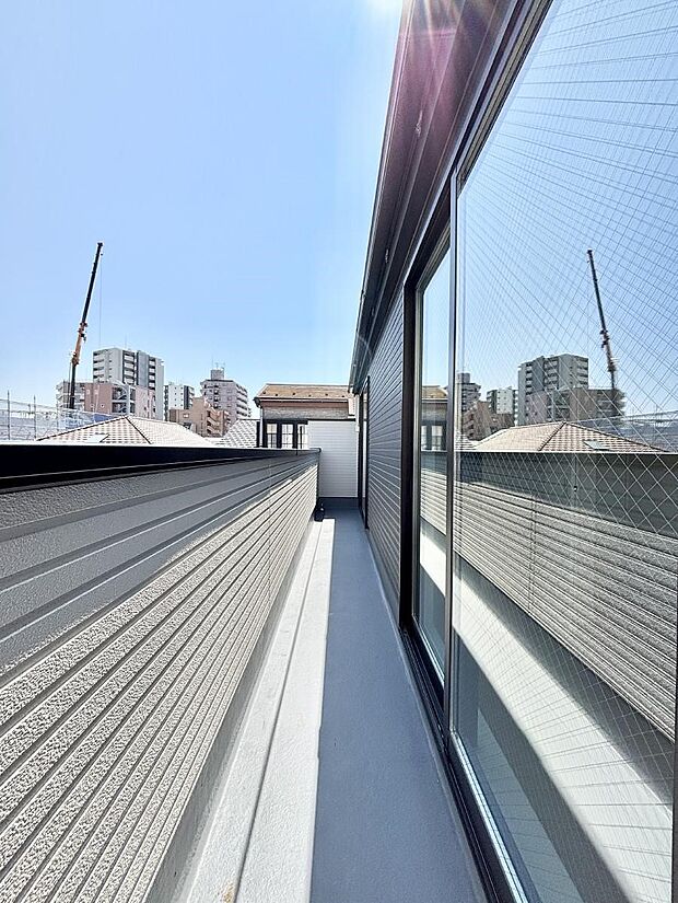 【バルコニー】ゆったりバルコニーだから沢山お洗濯ものを干せます。