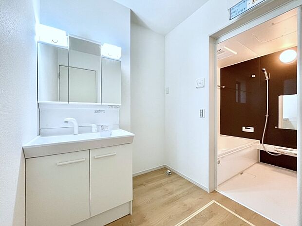 【脱衣場】清潔感のある快適空間です。毎日の身支度も気持ち良くお使い頂けます。