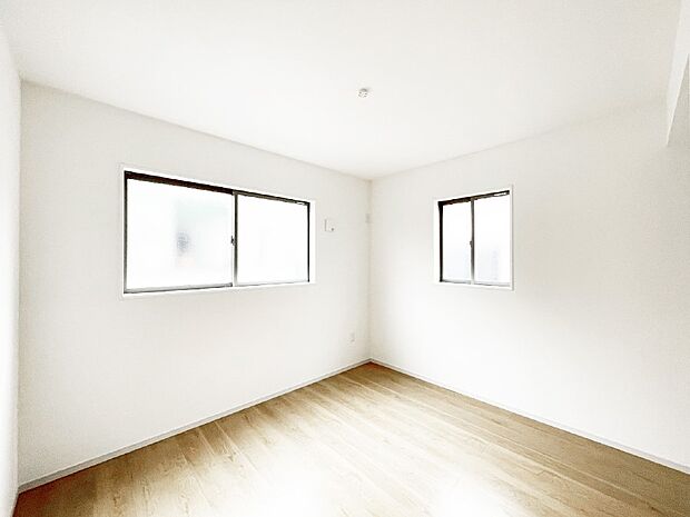 【子供部屋】2面採光で気持ちよく自然光が取り入れられるのでお子様のお部屋にもピッタリ