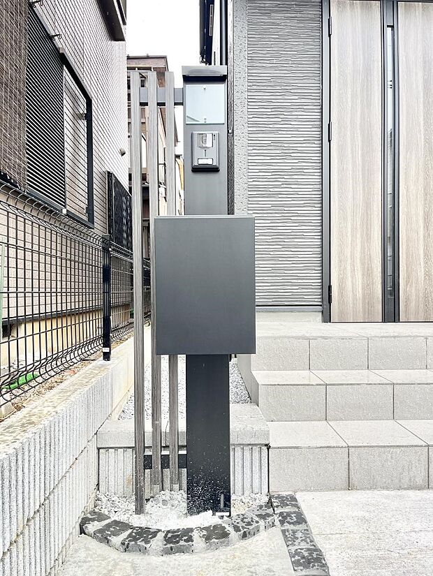 【その他現地】表札・インターホン・ポストをひとつに集約。エントランスになじむシンプルデザイン。