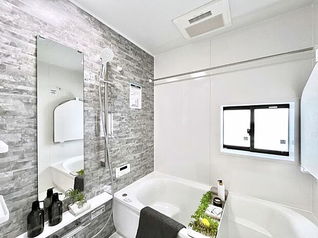 【浴室】落ち着いた雰囲気でゆっくりお寛ぎいただけるバスルーム