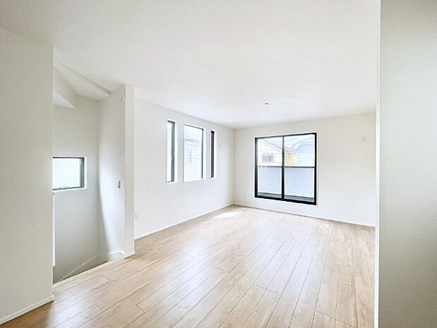 【リビングダイニング】大きな窓からたっぷりの陽光と風を感じられるリビング