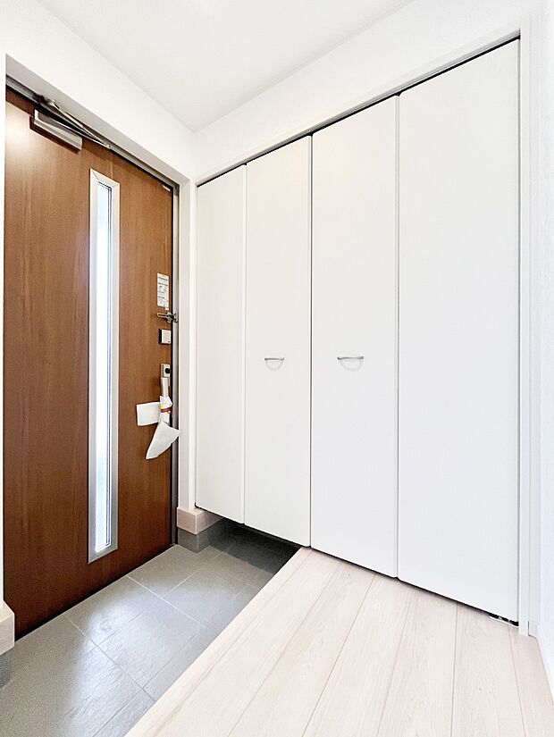 【玄関】ガラススリットの入った玄関ドアが室内に光を届けてくれます