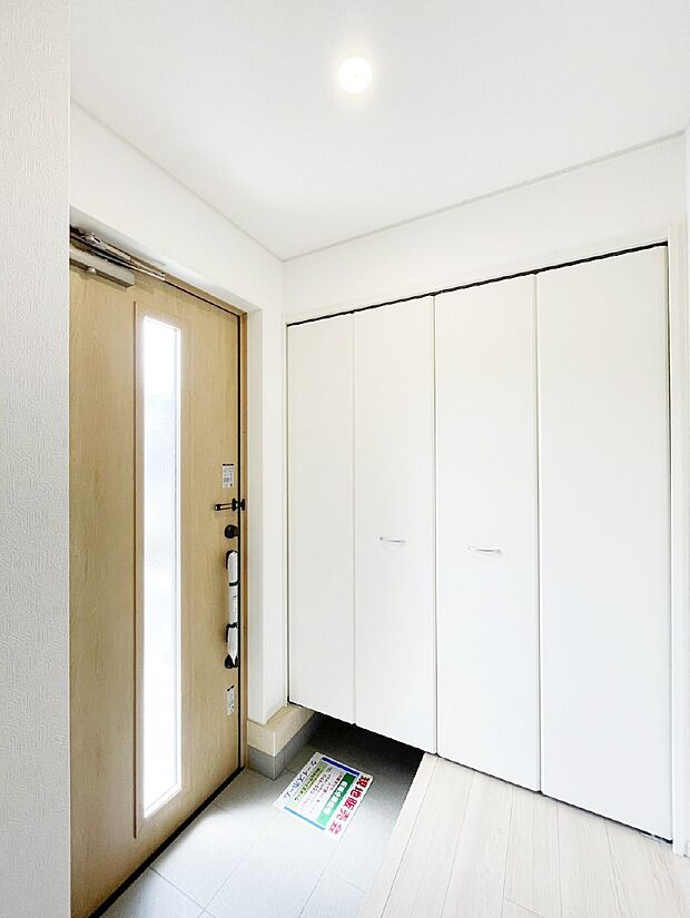 【玄関】ガラススリットの入った玄関ドアが室内に光を届けてくれます