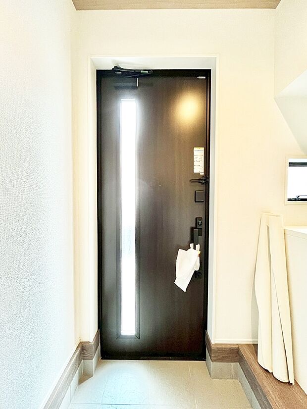 【玄関】明るい陽光が入り込む玄関。ご家族の靴もスッキリ収納できる玄関収納付き！