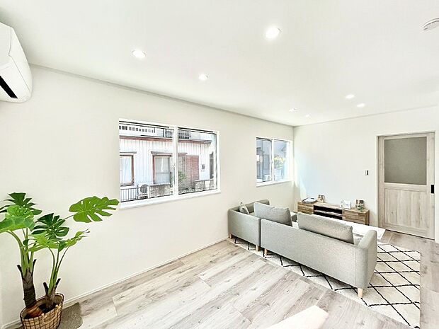 【ダイニング】家族の笑顔が自然と生まれてくる、そんな雰囲気のダイニングに仕上がっています 