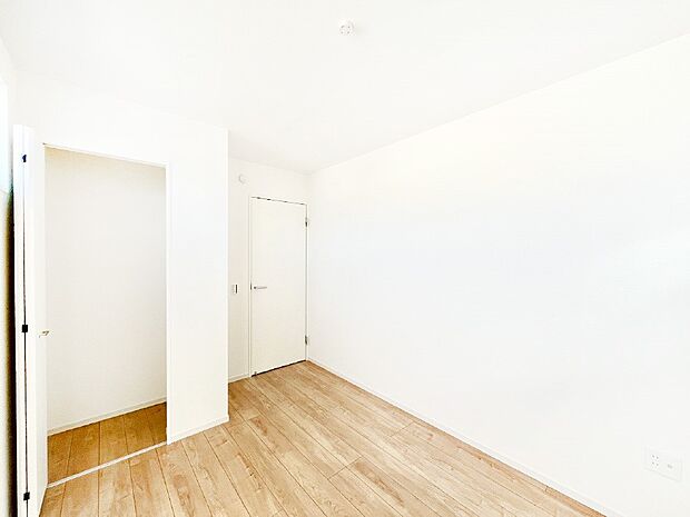 【寝室】使いやすい形でベットや家具の置き方にも困ることもありません。   
