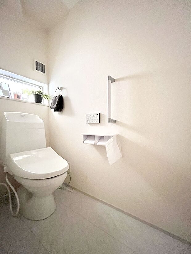 【トイレ】トイレは1階と2階それぞれに配置されていてとても便利です。 