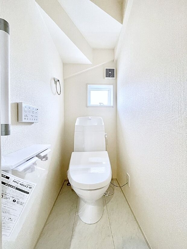 【トイレ】トイレは1階と2階それぞれに配置されていてとても便利です。 