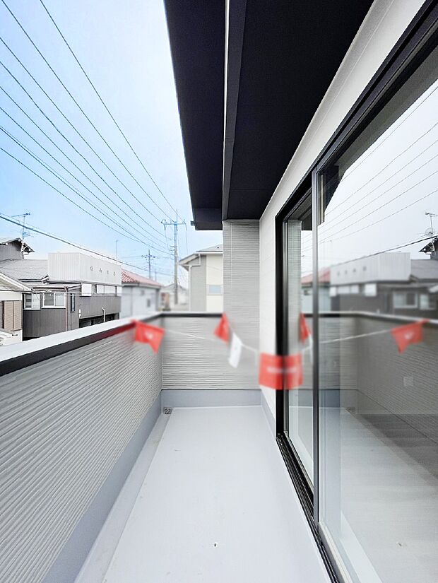 【バルコニー】暖かな陽光が降り注ぐバルコニーはお洗濯におすすめ。爽やかな風も心地よいです。